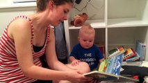 Ce Bébé Aime tellement la Littérature qu'il Fond en Larme dès qu'on Ferme un Livre