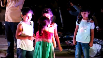 Muhammad Shoaib and Laila Khan performing on Shrang Shrang