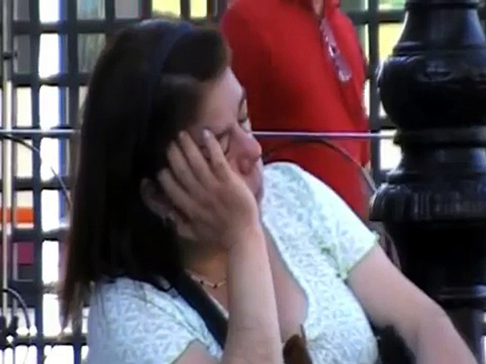CANDID CAMERA - Addormentarsi tra tante persone - 2° parte
