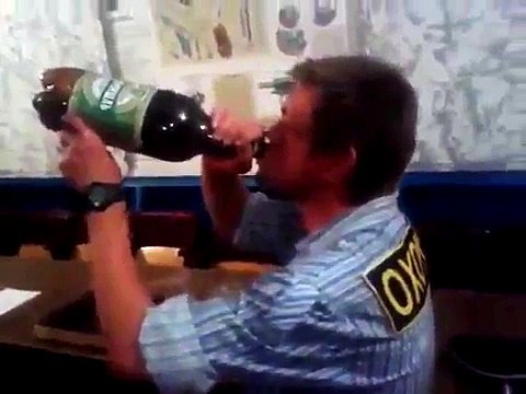 Il boit une bouteille d'alcool et tombe en arrière