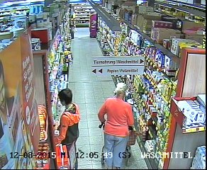 Un voleur à la tire dans un supermarché