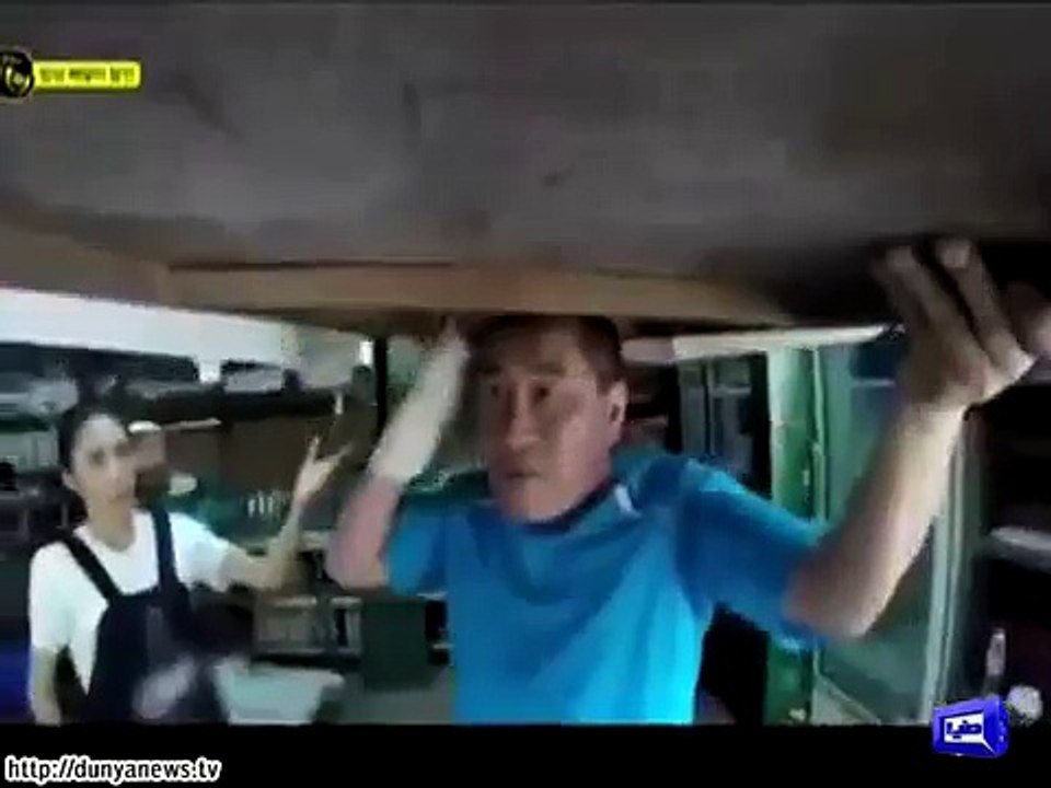Watch this Chinese water serving the whole table at once