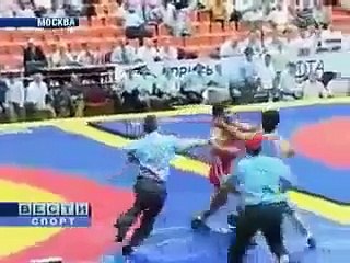 GÜREŞ MAÇINDA UÇAN TEKME ATAN GÜREŞCİLER