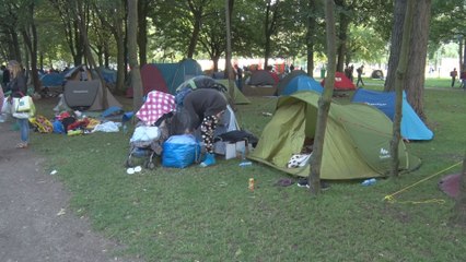 Aide citoyenne aux demandeurs d'asile qui attendent d'être reçus par l'Office des Etrangers