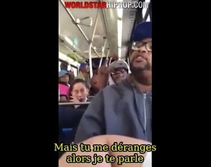 Le passager d'un bus remet une femme énervée à sa place