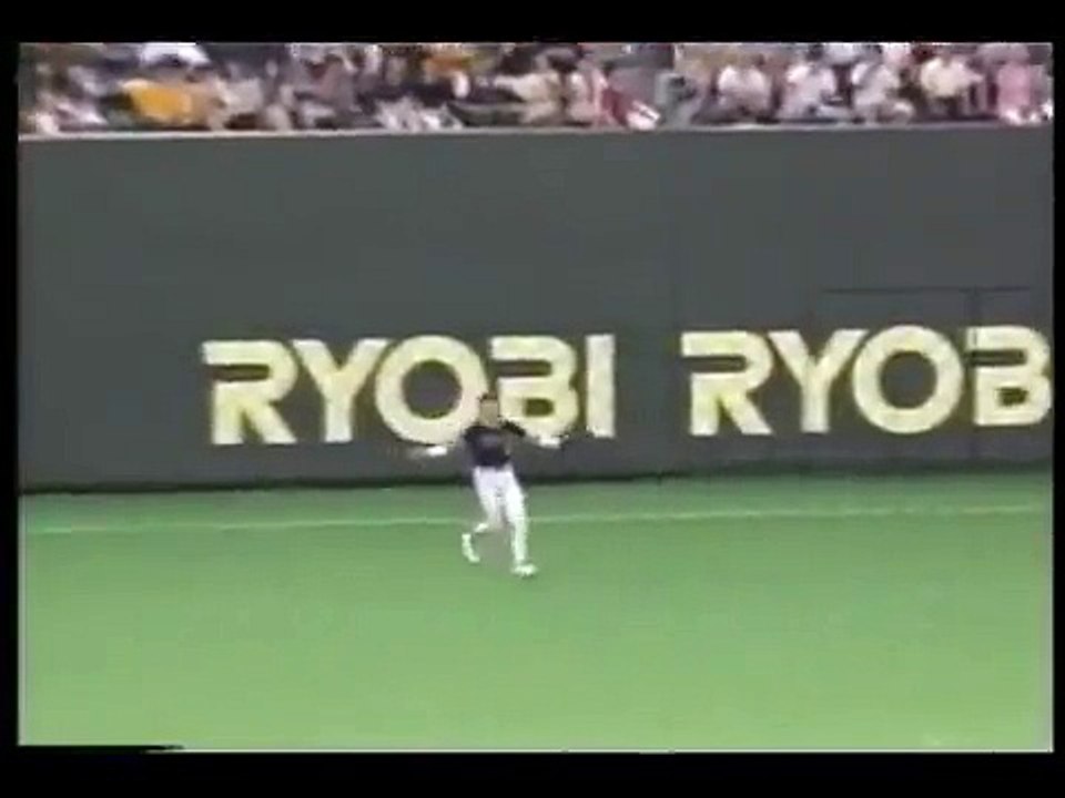 ---【スーパープレイ】イチローがライトから走ってレフトフライをキャッチ