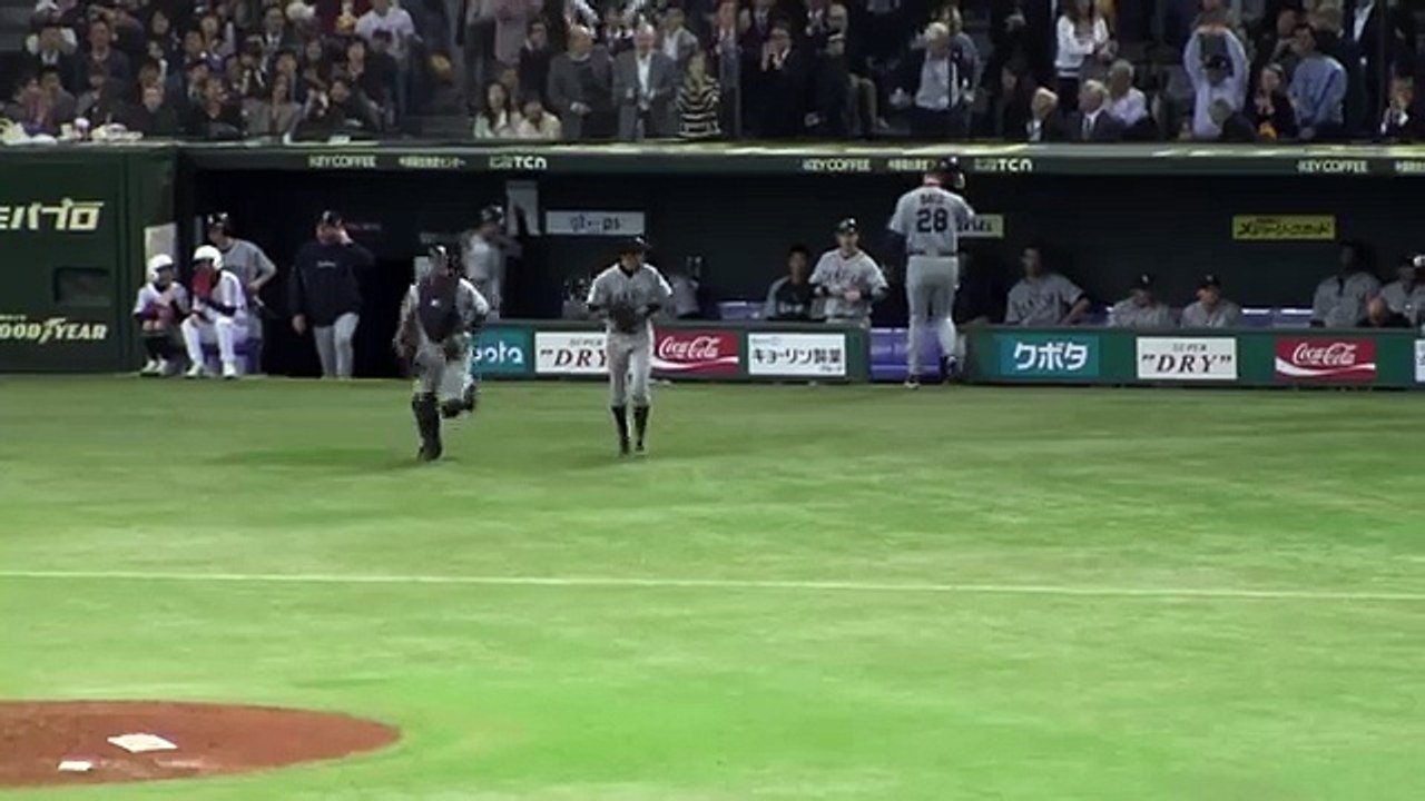 ---【珍事!-】イチロー スタンドのファンに応えるシーン　Ichiro Suzuki responds to his fan