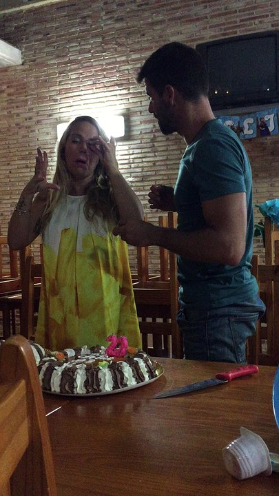 Quedada Multiaventura Joni y Yoli, limpiándose los restos de tarta