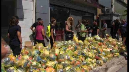 Los neonazis de Amanecer Dorado reparten comida "solo para griegos"