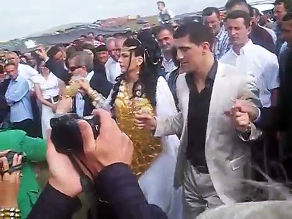 Marco Huck beim Tanzen in Sandzak!! Muamer Hukic na Vasar !!