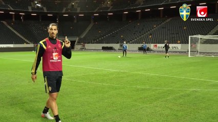 Ibrahimovic mostra chute potente em treino da Suécia