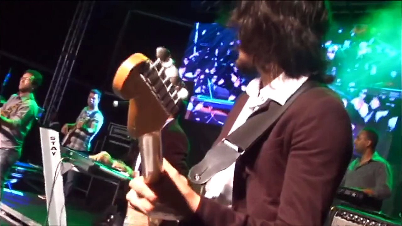 Lésbicas se Beijão  Durante Culto de Marco Feliciano