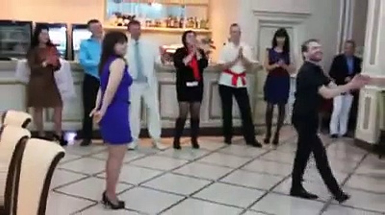 WOW! Mori de ras cum danseaza acest barbat