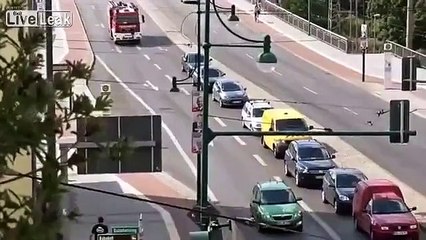 Firetruck gets caught behind some tosser