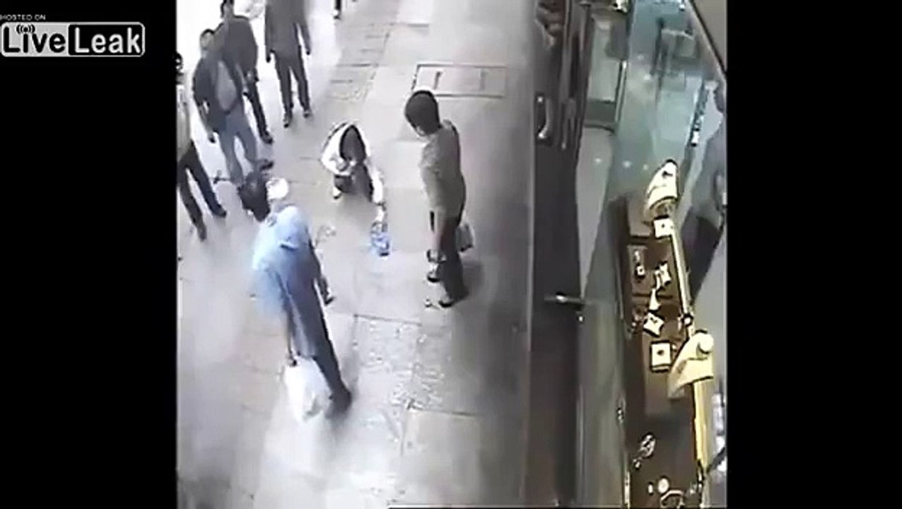 female robber  attack to woman and steal her golds......