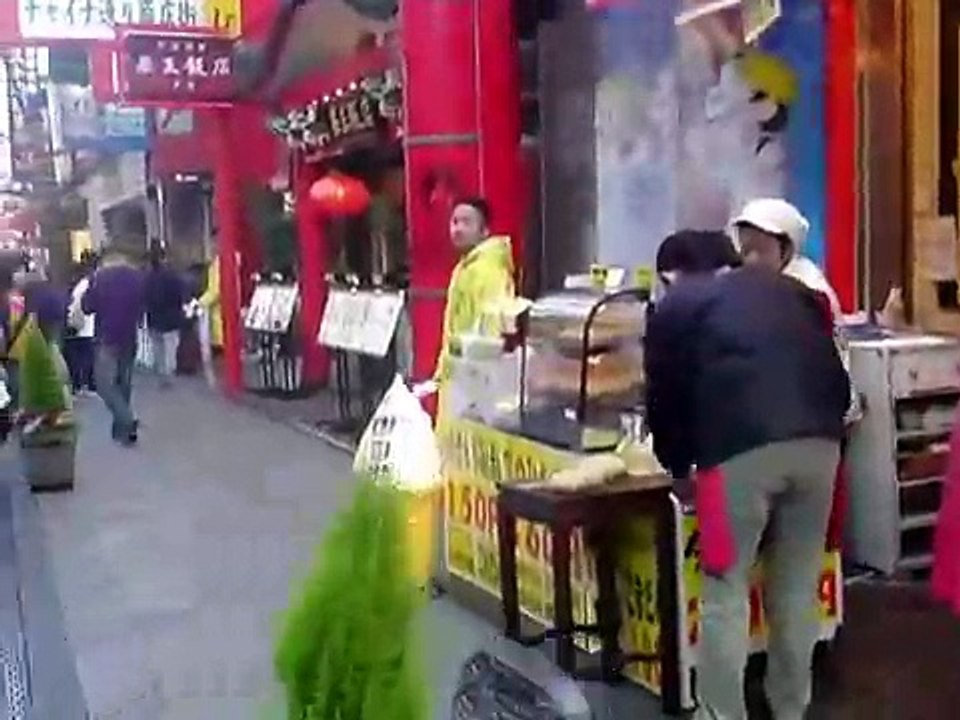 お昼時の横浜中華街：大通り善隣門～関帝廟通り