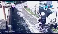 WTF..thief steal girls bag after victim steal thiefs scooter...