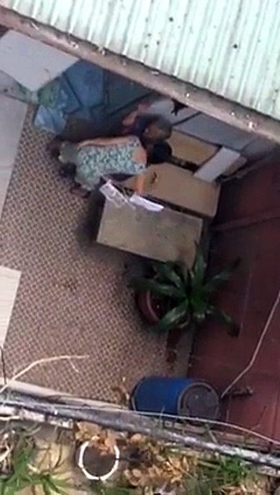 Con gái mắng và đánh mẹ già yếu 90 tuổi gây phẫn nộ