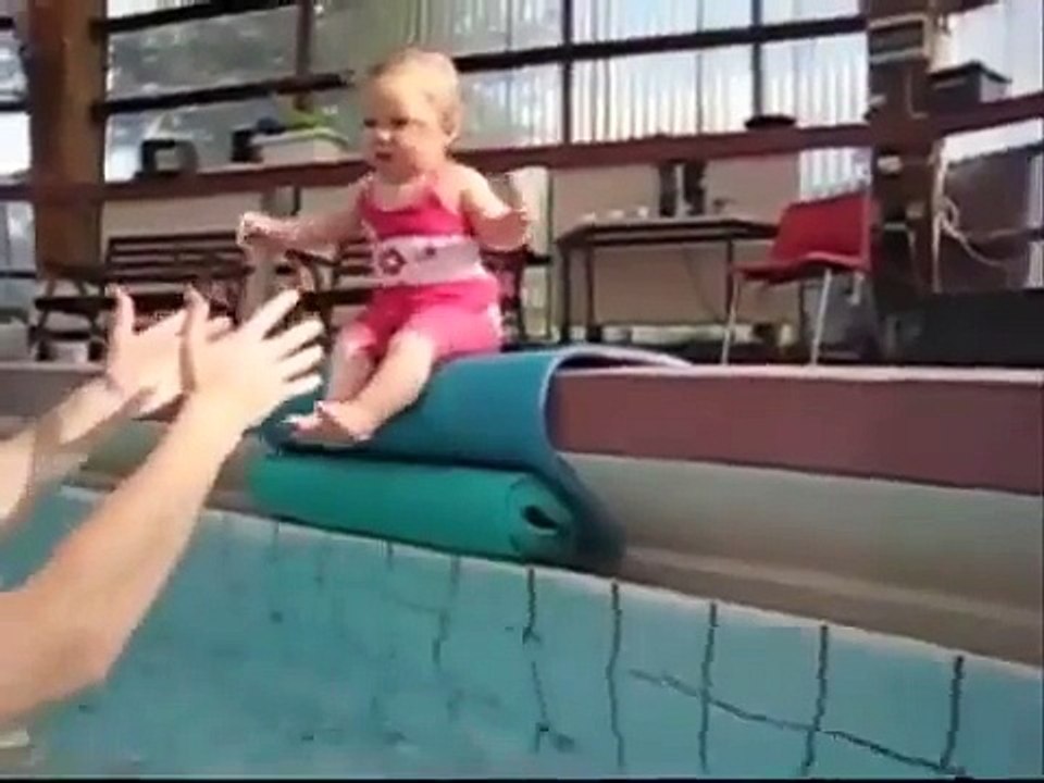 ✔Baby underwater swimming How to teach a baby how to swimOlivia 8 months كيفية تعليم الطفل السباحة