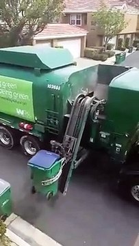 کوڑا اٹھانے والی جدید مشین دیکھیے