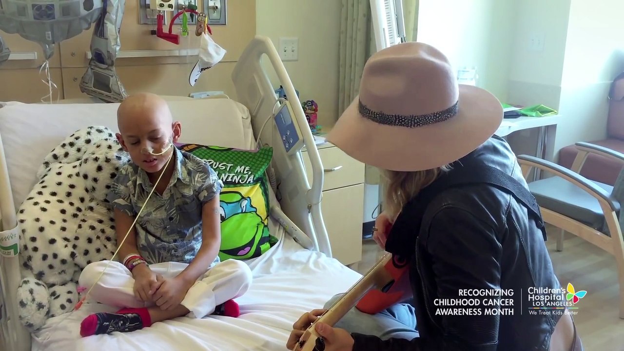 Un enfant malade du cancer chante "fight song" de Rachel Platen et c'est tellement émouvant!