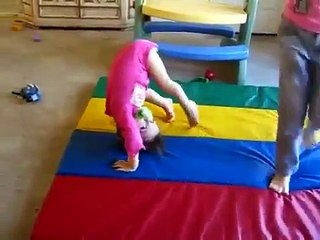 ✔Cute 1 year old baby girl Forward roll gymnastics Very good movie Twin lustig 정말 재미 아기