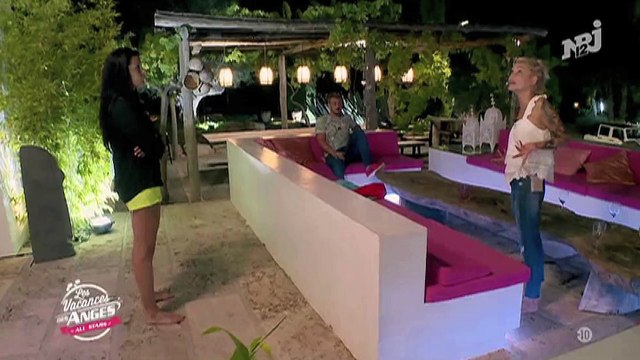 Myriam Abel se prend une baie vitrée en pleine tête dans Les Vacances des Anges