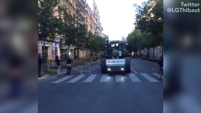 Les Parisiens fascinés par le défilé de tracteurs dans la capitale