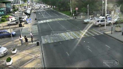 Aracın çarptığı yaya havada uçarak feci şekilde yere düştü