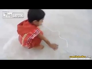 Ufacık Yaşta Sokak Sanatı Yapan Çocuk