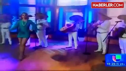 Ünlü Şarkıcının Canlı Yayında Pedi Düştü!