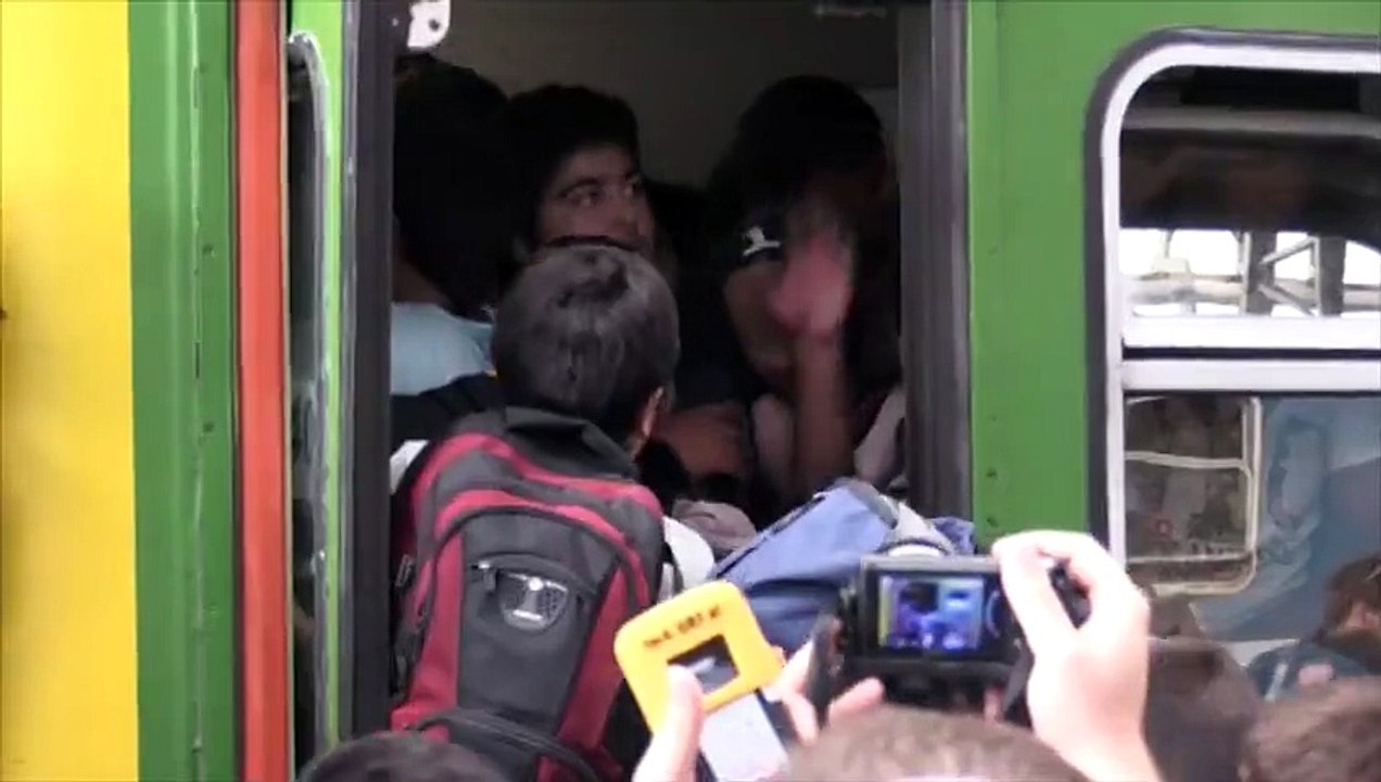 Chaos en gare de Budapest: des migrants tentent en vain de monter dans les trains