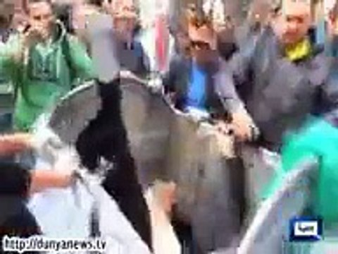 عوام نے یوکرائنی خواجہ آصف کو کوڑادان میں پھینک دیا