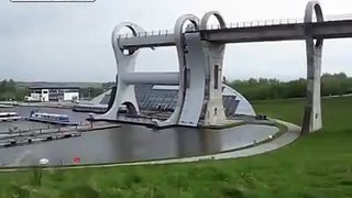 A great way for put the bus on the bridge.