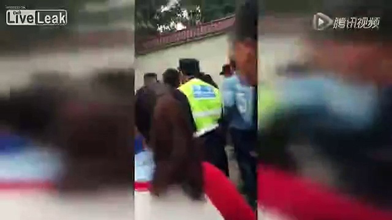 Chinese Police/SWAT beating man suspected of theft