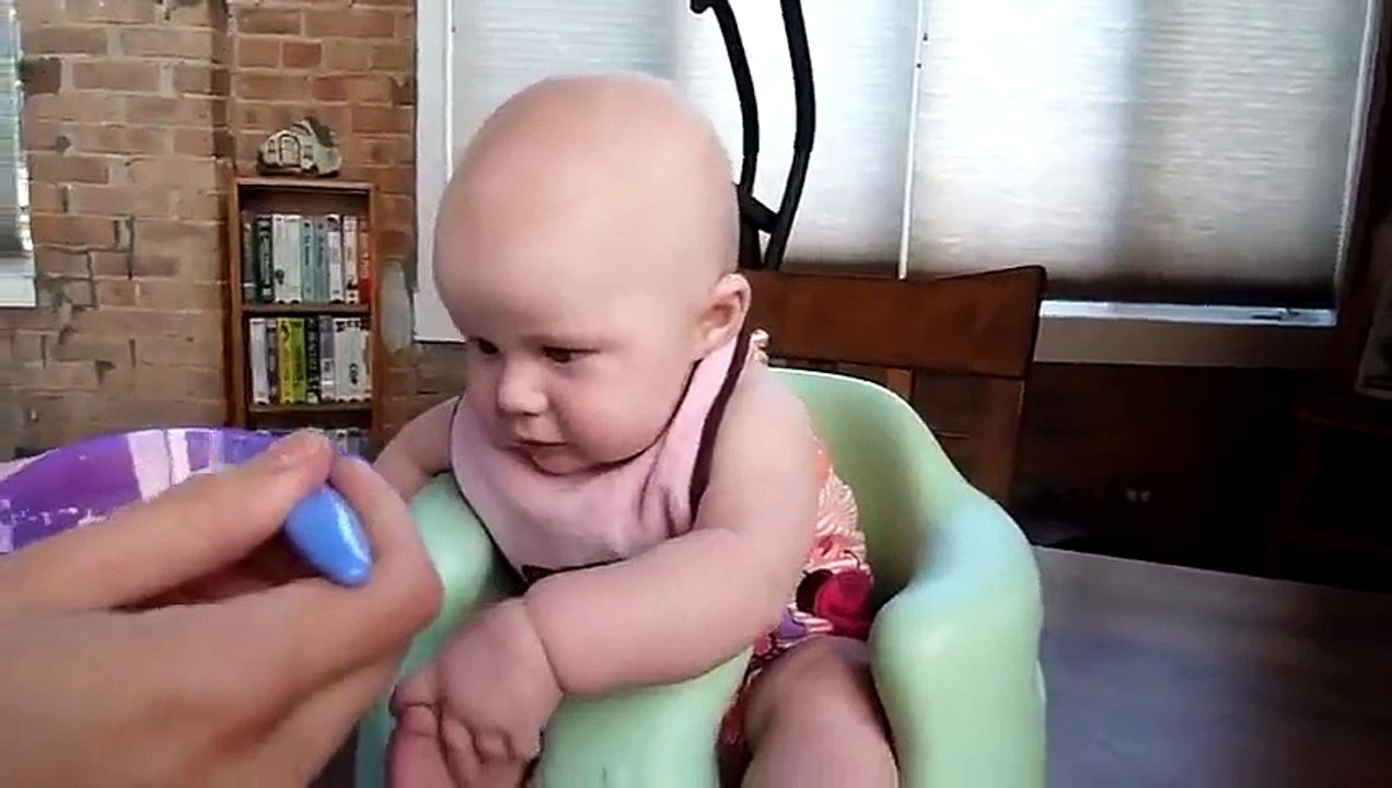 ✔Best first foods to feed baby How to introduce solid food to infant ทารกตลกกิน soins bébé