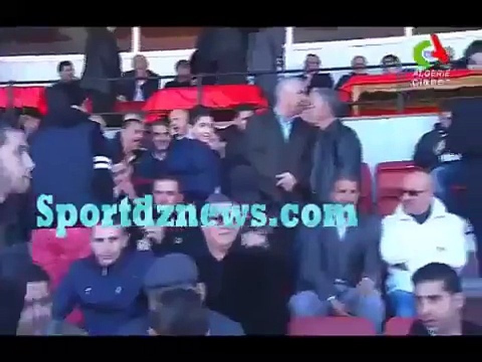 لاعب اتحاد العاصمة ينزع  الشمة  على المباشر usma joueur chique en direct