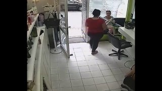 Woman steals wallet in barbershop