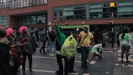 Policeman shows off "twerking" skills at UK carnival