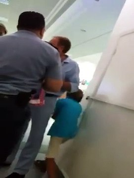 فضيحة من العيار الثقيل ..بوليس تونسي في مطار جربة يسرق 1000 اورو من حقيبة امرأة فرنسية و يشقلو بيه .. شوهة و تلحليح باش ما يصوروهش