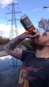 Il boit une bouteille de whisky en 20 secondes