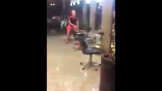 ANGRY Woman attacking a hair salon with a SLEDGEHAMMER -beastmode!!