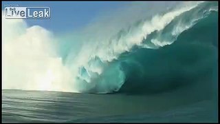 Surfer survives to a huge wave wipeout