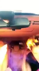 Une voiture prend feu de l'intérieur