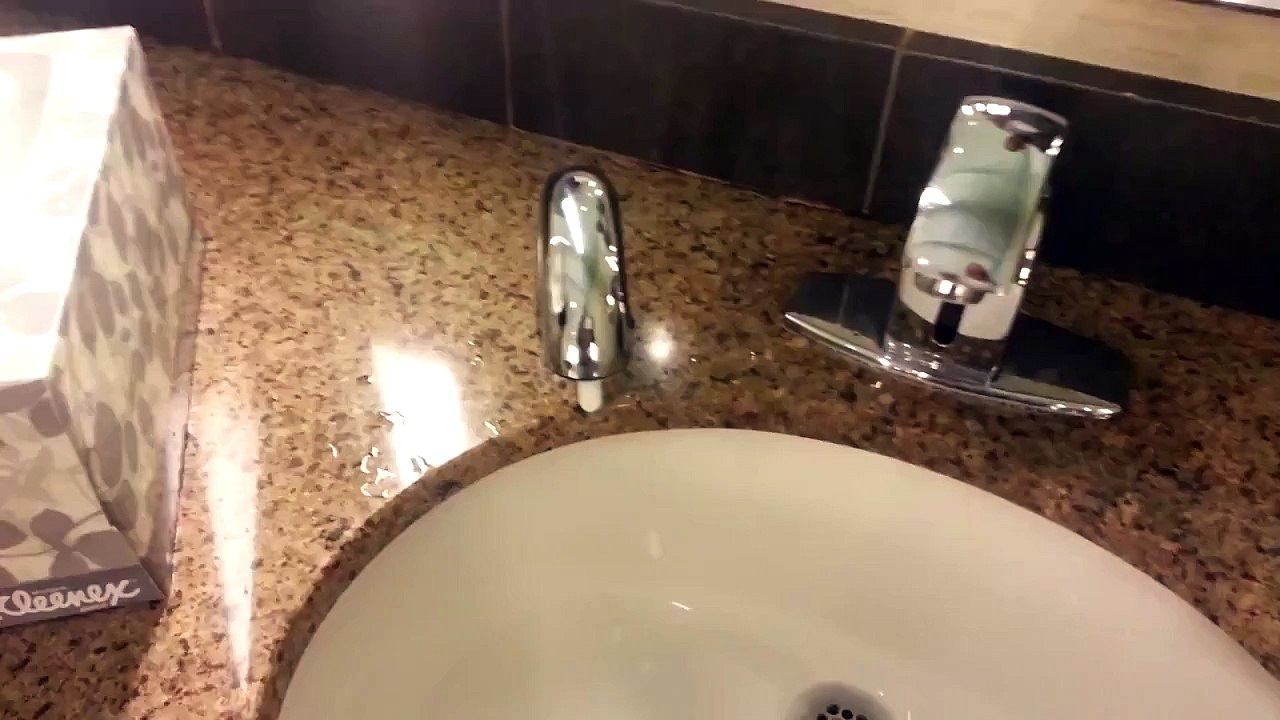 Un distributeur de savon raciste fonctionne seulement pour les Blancs