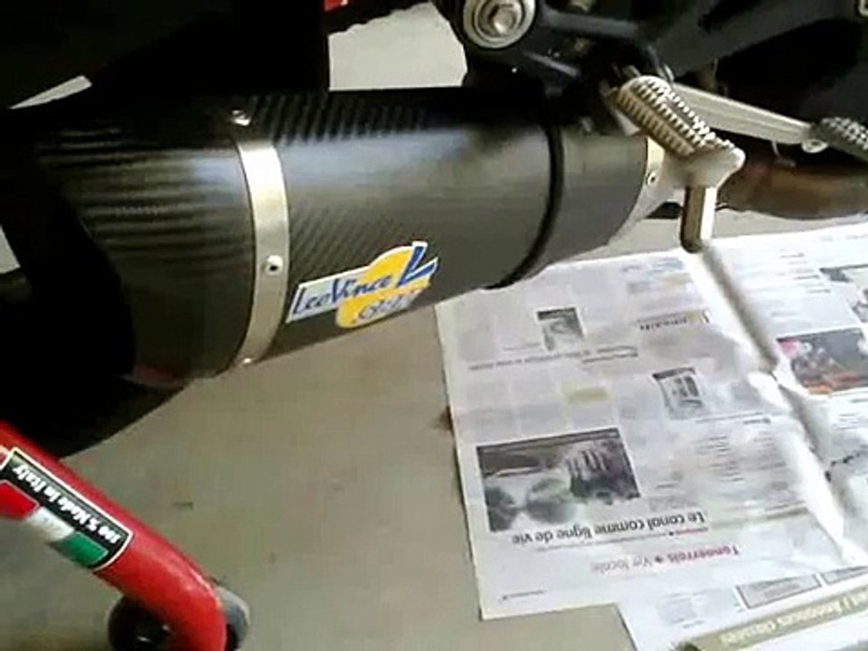 675-STREET-TRIPLE--avec-Leovince-Sbk-Factory-