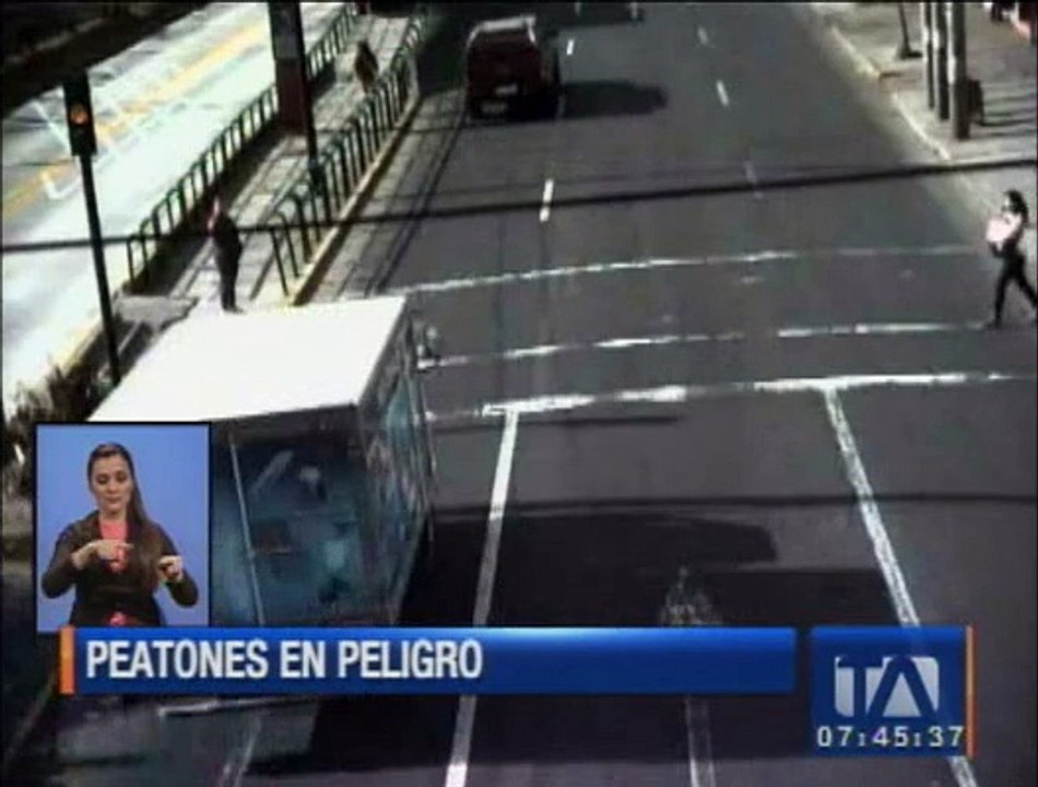 Peatones ponen en peligro sus vidas por el irrespeto a las señales de tránsito