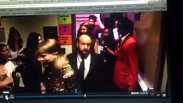 Taylor Swift se mouche le nez en coulisse des VMA