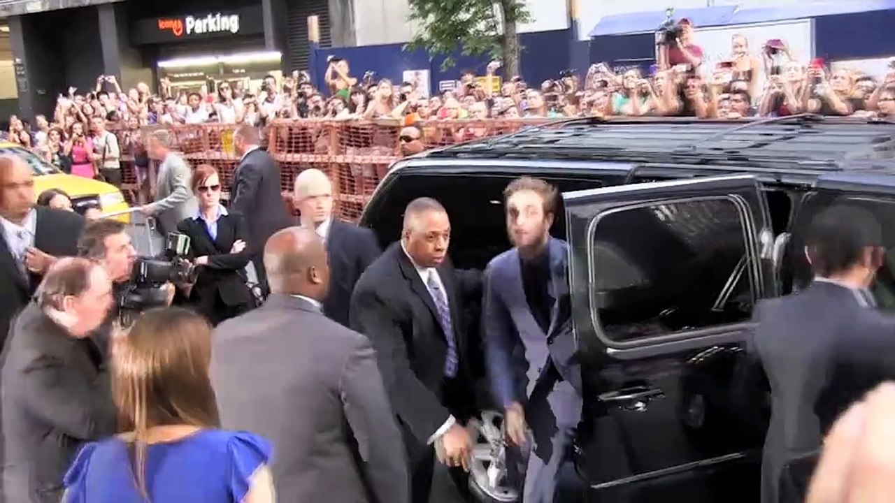 Robert Pattinson hafta sonunda hiç hesapta olmayan bir düğüne katılmış!