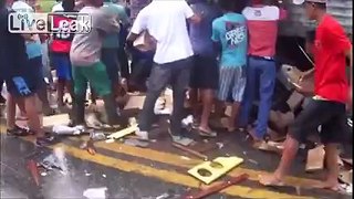 Brazil: Accidented loaded truck gets looted by locals *IMPRESSIVE*